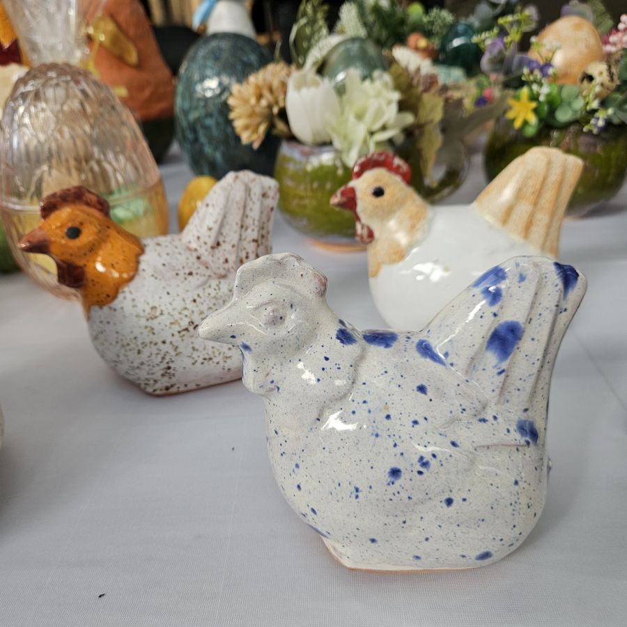 Na zdjęciu widać trzy kurki ceramiczne w różnych kolorach.