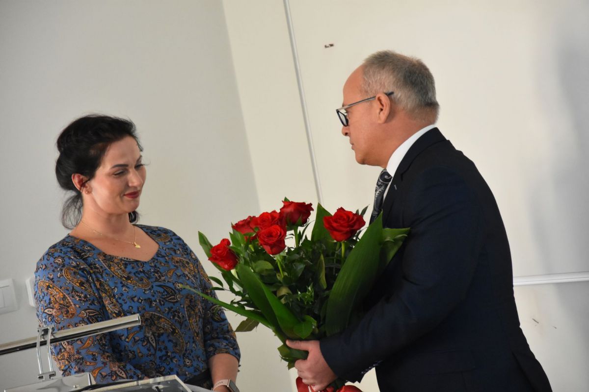 Starosta Powiatu Wodzisławskiego Leszek Bizoń wręcza bukiet róż Pani Karolinie Końce Dyrektor POW Perła