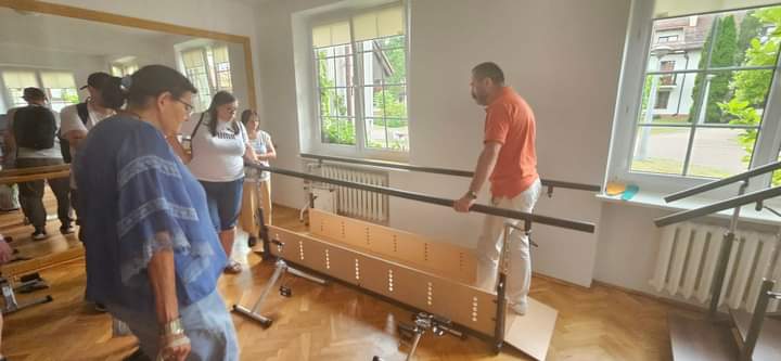 Na zdjęciu widać Uczestników zwiedzających salę do rehabilitacji.
