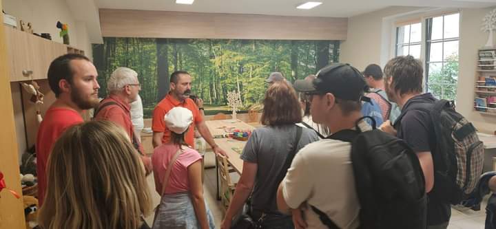 Na zdjęciu widać Uczestników zwiedzających salę do terapii zajęciowej.