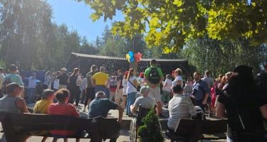 Na zdjęciu widać ludzi bawiących się na koncercie Powiatowy Blues