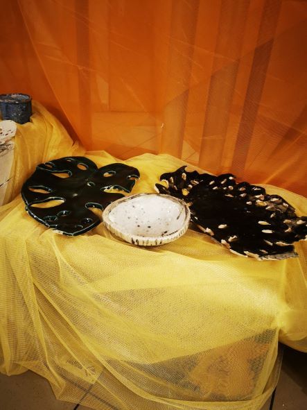 Na zdjęciu widać liść, miskę i paterę wykonane techniką ceramiczną