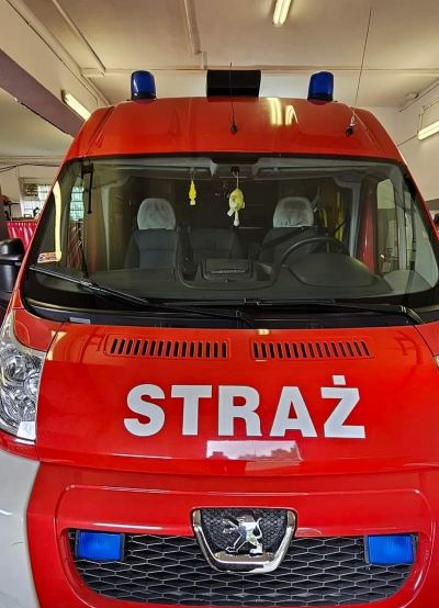Na zdjęciu widać przód wozu strażackiego z bliska.